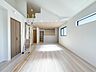 室内：A号棟【LDK19.5帖】シンプルなデザインの家は風情がある。住む人のこだわりを感じる。外観も内装もいたってシンプル。居心地がよく、家事や趣味、子育てなどにも集中できる。家も人間も熟成するほ…
