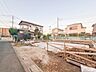 外観：1号棟【前面道路】車の通行が少ないので、静かな住環境を維持することができます。