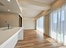 室内：【LDK14.8帖】室内には豊かな陽光が注ぎ込み、爽やかな住空間を演出。