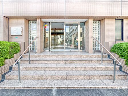【エントランス】落ちついた外観にマッチしたエントランス。