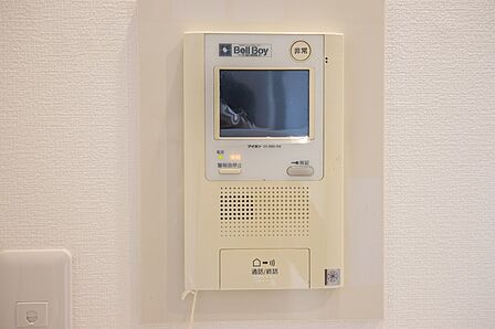 【TVモニター付インターホン】来訪者の様子を室内TVモニターでチェック。対応したくないセールスを断りやすく、子どもに留守番をさせるときも安心。不在時の来訪者を録画でき、犯罪抑止効果も期待でき…
