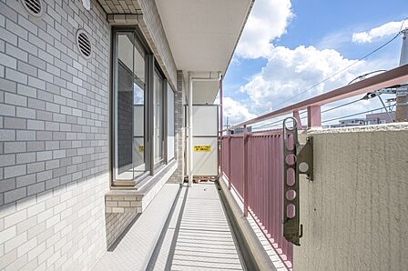 バルコニーに自分のこだわりをもたせる。120％自由自在のバルコニー。もちろんお洗濯物を干す、ゴミを一時保管するなどもおまかせください。バルコニーを多目的スペースとして考えてみましょう。
