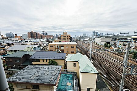その街並みは、さまざまな家の姿が、歩く人々を楽しませている。そう街並みは街の美しい風景なのだ。その風景が目をやさしく和ませてくれている。