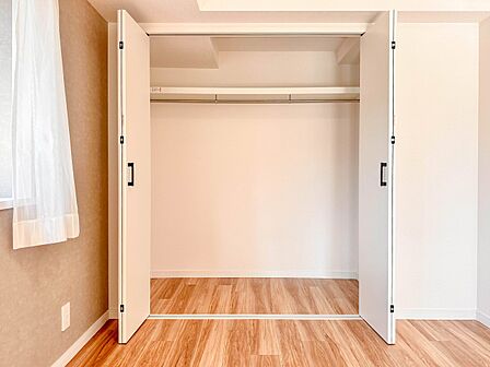 【CL(クローゼット)】 壁面クローゼットのメリットは、衣類が横一列に並ぶためひと目で洋服が選びやすいこと。衣類をたくさんお持ちの方も、限られたスペース内に無理なく収納することができます。…