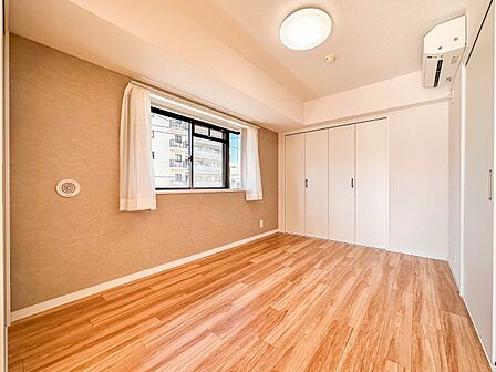 【洋室5.8帖】独立性を高めたお部屋。たっぷりの収納も配備しており、片付いた空間を実現出来そう。陽光も降り注ぐ明るく開放的な空間が魅力的。