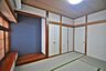 和室：落ち着きと趣を感じる1F和室6帖。床の間付きで、客間やくつろぎの空間としても使いやすい、心安らぐ和の一室です。