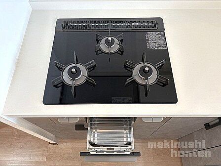 3口タイプのガスコンロでお料理の効率もアップ♪忙しい朝は朝食を作りながらお弁当作りも同時進行でき時短になりますね^^グリルもあり調理の幅が広がります♪