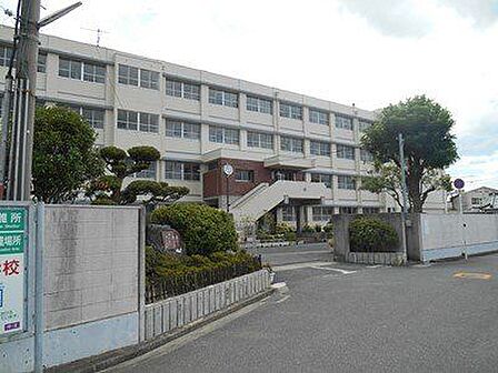羽曳野市立高鷲中学校 徒歩6分。 410m