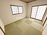 和室：リビングのすぐ横がタタミのお部屋なので、冬にはこたつを置いたり、小さなお子様がいれば遊び場やお昼寝スペースとしてもいいですね♪