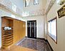 玄関：高級感のある内装の一戸建て♪玄関部分は上部が吹き抜けになっており、日中は照明がなくても明るく、開放感も感じられます♪