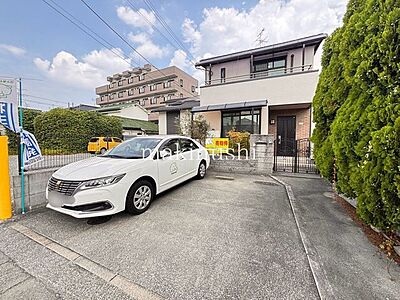 外観:カースペースは並列で2台分!来客時などに便利です♪前面道路との高低差もございませんので出し入れスムーズです♪ 外観:カースペースは並列で2台分!来客時などに便利です♪前面道路との高低差もございませんので出し入れスムーズです♪