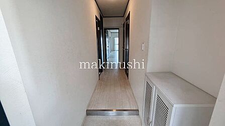 金岡小学校までは約450ｍと無理なくお子様が徒歩通学できる距離です♪大阪中央環状線にもでやすい立地で、マイカー通勤にも便利です♪