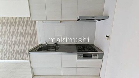 手入れのしやすいフラットなシステムキッチン！壁付けタイプなので空間を広く使えます！上下に収納もついたキッチンです♪