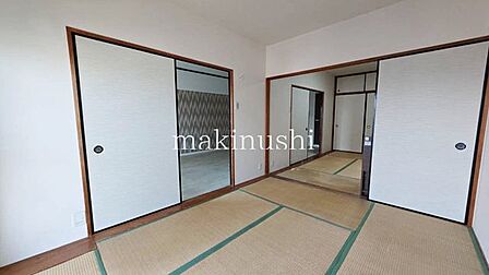 リビングの横にタタミのお部屋があれば、冬にはこたつを置いたり、小さなお子様がいれば遊び場やお昼寝スペースとしてもいいですね♪