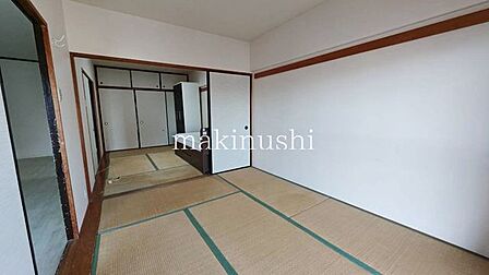 6帖の和室2部屋は襖で区切られているので、襖を開放して広く使うこともできます♪明るく、風通しの良いお部屋です♪