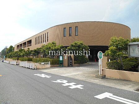 藤井寺市立図書館 徒歩11分。 820m
