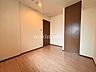洋室：全居室が収納付きで、部屋はいつもすっきり。身の回りの整理整頓もらくらくです♪収納家具の設置も最低限ですむのでお部屋を広く使えます♪