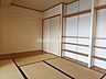 収納：和室には押し入れ収納と壁棚がございます♪壁側には板間になっている部分があるので、畳を傷つけずに箪笥や本棚など重たい家具がおけます♪