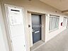 玄関：高鷲南小学校までは約510ｍ、高鷲南中学校までは630ｍと徒歩圏内のお子様の通学にも安心・便利な立地です♪