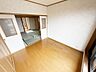 室内：2階4.5帖洋室　大きな収納付きの部屋で部屋はいつもすっきり！身の回りの整理整頓もばっちりですね♪