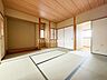 室内：2階8帖和室　タタミのお部屋なので、小さなお子様を遊ばせたり、お昼寝したりするのに良いお部屋です♪