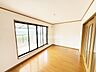 室内：2階7.5帖洋室　南向きで陽当たり良好！引き戸仕様のため扉によるデッドスペースがなく空間を有効活用！