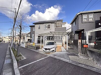 外観:駐車場は並列で2台分あり!前面道路が幅員9mと広々しておりお車の出し入れも楽々!平成22年建築!空家ですのでご内覧可能!お引渡しもスムーズです♪ 外観:駐車場は並列で2台分あり!前面道路が幅員9mと広々しておりお車の出し入れも楽々!平成22年建築!空家ですのでご内覧可能!お引渡しもスムーズです♪