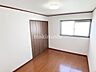 子供部屋：2階は全て洋室仕様！全居室のクロスも令和8年2月に貼替済！全居室収納付き！どのお部屋でも快適にお過ごしいただけます♪