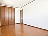 室内：収納力を持つクローゼットで部屋はいつもすっきり。着たい服もすぐに見つけられます。ぜひ現地をご覧ください♪