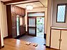 玄関：ゆとりある広さの玄関ホール！階段部分は吹き抜けになっており、採光性があって明るく開放感のある玄関です♪