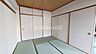 室内：リビング横が和室のお部屋で、タタミがあれば冬にはこたつを置いたり、小さなお子様がいれば遊び場やお昼寝スペースとしてもいいですね♪