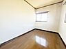 寝室：洋室です。結構な広さのお部屋ですのでお片付けも楽ちんです。ベッドを置いて机をおいてテレビをおいてもすっきりとしたお部屋に仕上がります。とても快適なお部屋です。