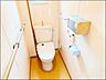 トイレ：窓付きの明るいトイレ空間です。トイレは快適な温水洗浄便座付きとなっております。こんな綺麗にお手入れされたトイレは本当に嬉しいです。
