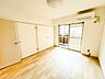 室内：洋室です。モダンなデザインの床材となっております。ベッドを置いて机を置いてテレビを置いてもすっきりとしたお部屋に仕上がります。趣味の部屋としてもお子様部屋としてもご利用可能です。
