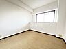 洋室：洋室です。収納付きのお部屋ですのでお片付けも楽ちんです。ベッドを置いて机をおいてテレビをおいてもすっきりとしたお部屋に仕上がります。とても快適なお部屋です。