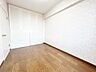 室内：洋室です。収納付きのお部屋ですのでお片付けも楽ちんです。ベッドを置いて机をおいてテレビをおいてもすっきりとしたお部屋に仕上がります。とても快適なお部屋です。