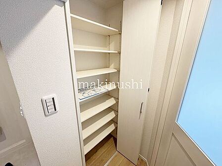 大型シューズBOX付きの玄関です。これだけの収納力があれば、ご家族4人でも十分ですね。私の家族ならもてあましそうなくらい大きなサイズです。鏡付きなのも嬉しいですね!