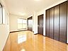 室内：洋室です。全居室収納付きのお部屋ですのでお片付けも楽ちんです。ベッドを置いて机をおいてテレビをおいてもすっきりとしたお部屋に仕上がります。とても快適なお部屋です。