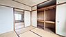 室内：情緒漂う和室。しっとりと落ち着いた雰囲気の和室で気持ちよく寝転がるのも良いものですね。日本に住んでて良かったときっと思えるはずです。