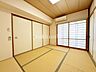 和室：情緒漂う和室。しっとりと落ち着いた雰囲気の和室で気持ちよく寝転がるのも良いものですね。日本に住んでて良かったときっと思えるはずです。