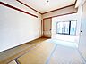和室：情緒漂う和室。しっとりと落ち着いた雰囲気の和室で気持ちよく寝転がるのも良いものですね。日本に住んでて良かったときっと思えるはずです。