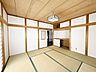 和室：情緒漂う和室。しっとりと落ち着いた雰囲気の和室で気持ちよく寝転がるのも良いものですね。日本に住んでて良かったときっと思えるはずです。