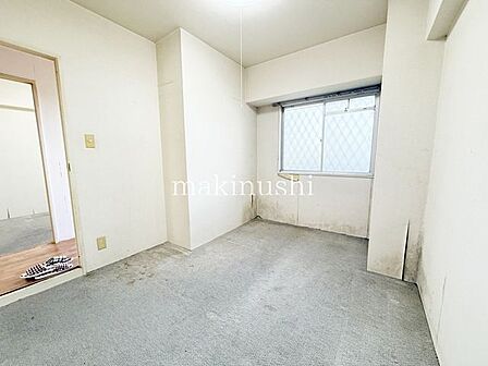 洋室です。ベッドを置いて机をおいてテレビをおいてもすっきりとしたお部屋に仕上がります。とても快適なお部屋です。