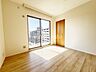 洋室：洋室です。収納付きのお部屋ですのでお片付けも楽ちんです。ベッドを置いて机をおいてテレビをおいてもすっきりとしたお部屋に仕上がります。とても快適なお部屋です。