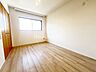 室内：洋室です。収納付きのお部屋ですのでお片付けも楽ちんです。ベッドを置いて机をおいてテレビをおいてもすっきりとしたお部屋に仕上がります。とても快適なお部屋です。