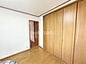 子供部屋：洋室です。フローリングのお部屋となってますのでお掃除やお片付けも楽ちんです。ベッドを置いて机をおいてテレビをおいてもすっきりとしたお部屋に仕上がりそうですね。お好みのレイアウトで毎日をお楽しみ下さい♪