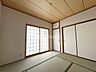和室：情緒漂う和室。しっとりと落ち着いた雰囲気の和室で気持ちよく寝転がるのも良いものですね。日本に住んでて良かったときっと思えるはずです。