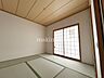 和室：情緒漂う和室。しっとりと落ち着いた雰囲気の和室で気持ちよく寝転がるのも良いものですね。日本に住んでて良かったときっと思えるはずです。