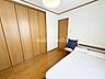 室内：洋室です。フローリングのお部屋となってますのでお掃除やお片付けも楽ちんです。ベッドを置いて机をおいてテレビをおいてもすっきりとしたお部屋に仕上がりそうですね。お好みのレイアウトで毎日をお楽しみ下さい♪