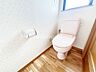 トイレ：トイレは1、2階にございますので、朝の混雑時でも安心してご使用することが出来ます。1Fは温水洗浄付き便座となってますので毎日清潔に快適にお使いいただけます。とっても落ち着けるトイレ空間となっています。